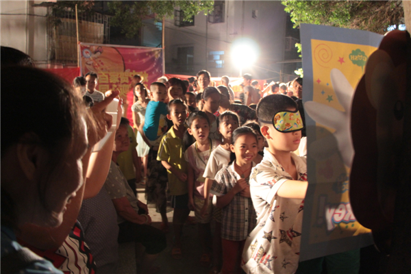 在中秋節(jié)來臨之際，為進一步拓展“雙報到”活動，踐行“兩學一做”學習教育，關愛社區(qū)職工群眾，營造歡樂祥和的節(jié)日氛圍，梧州市