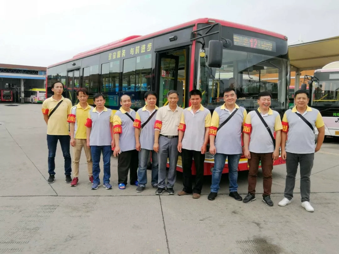 你坐過12路公交車嗎？為你服務(wù)的是“全國工人先鋒號”哦
