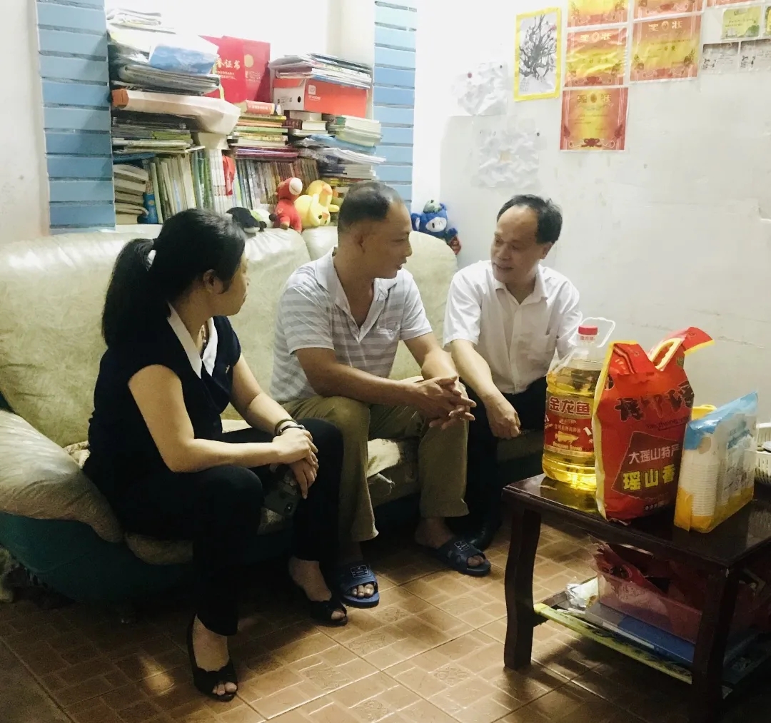 節(jié)日慰問暖人心，結(jié)對幫扶情誼真