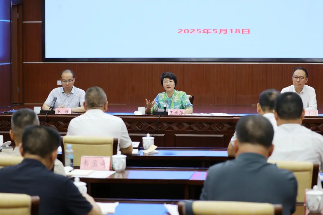 調(diào)研組在自治區(qū)總工會(huì)召開座談會(huì)，了解我區(qū)工會(huì)相關(guān)工作情況.jpg