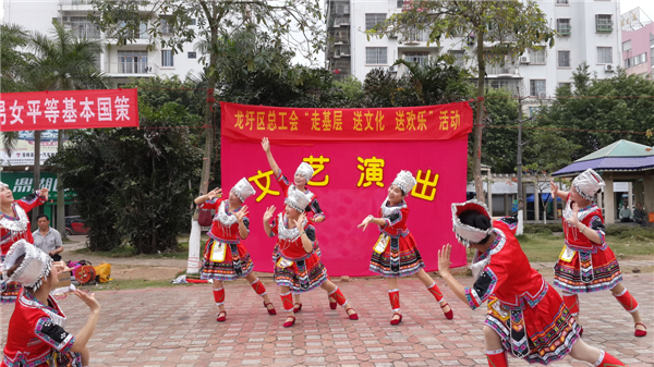 為豐富廣大職工群眾的精神文化生活，營造歡樂祥和的節(jié)日氣氛，2015年春節(jié)期間龍圩區(qū)總工會深入開展“走基層 送文化 送歡樂