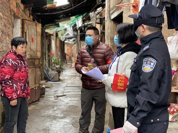 圖2.2月4日，萬(wàn)秀區(qū)總工會(huì)主席莫培燁到龍骨社區(qū)協(xié)助開(kāi)展疫情防控核查和宣傳工作.jpg