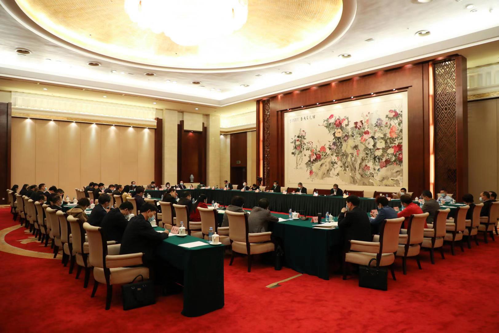 自治區(qū)政協十二屆四次會議召開期間，工會界別委員結合工作實際，積極建言獻策——