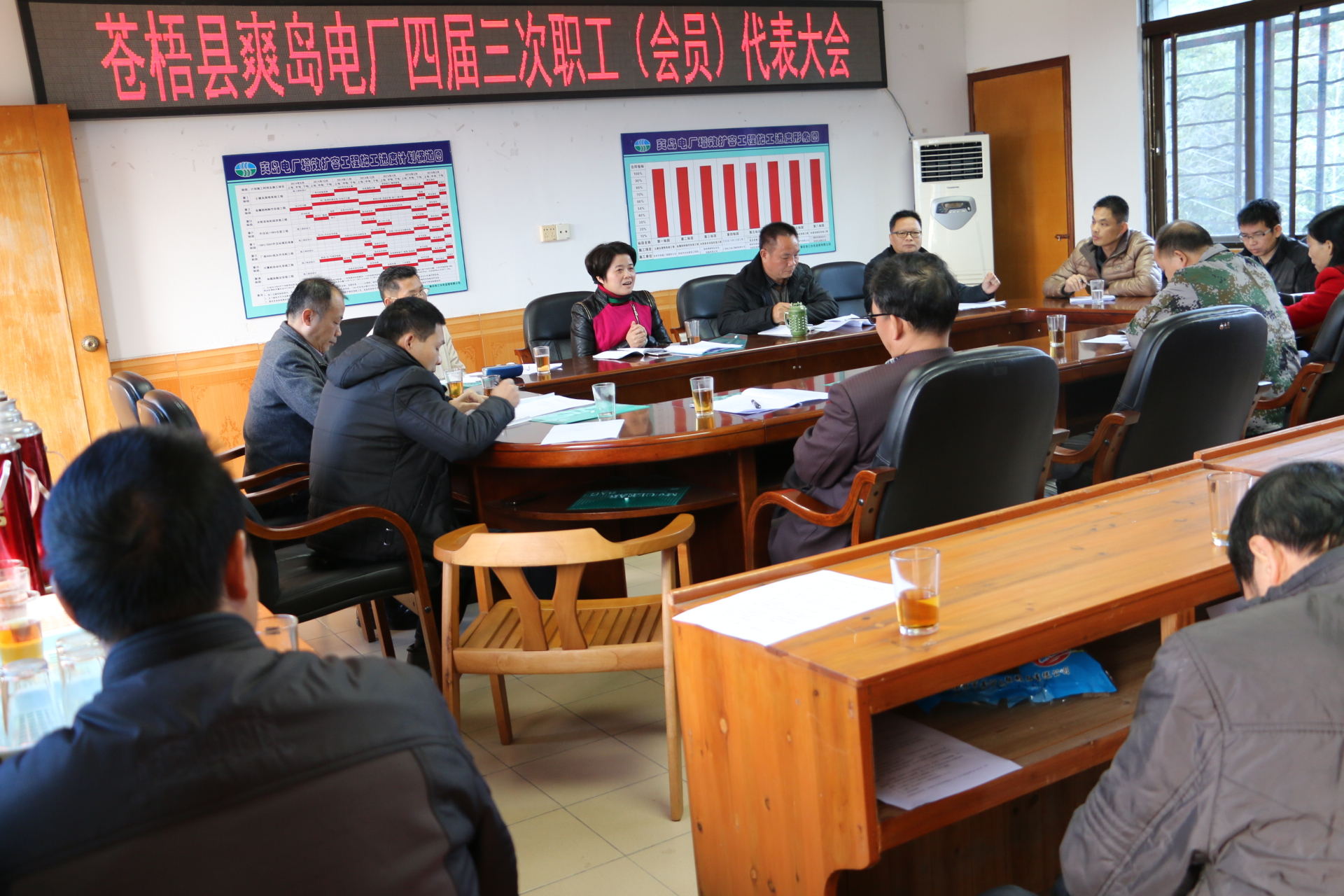 堅(jiān)持職代會制度，把推行廠務(wù)公開民主管理工作推上新臺階