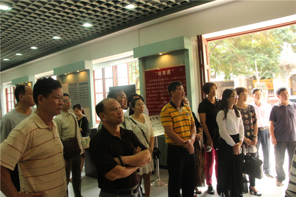 為踐行社會主義核心價值觀，進(jìn)一步弘揚(yáng)優(yōu)秀傳統(tǒng)文化，引領(lǐng)全市廣大職工群眾文明祭祖，文明追思。4月3日梧州市總工會組織干部職